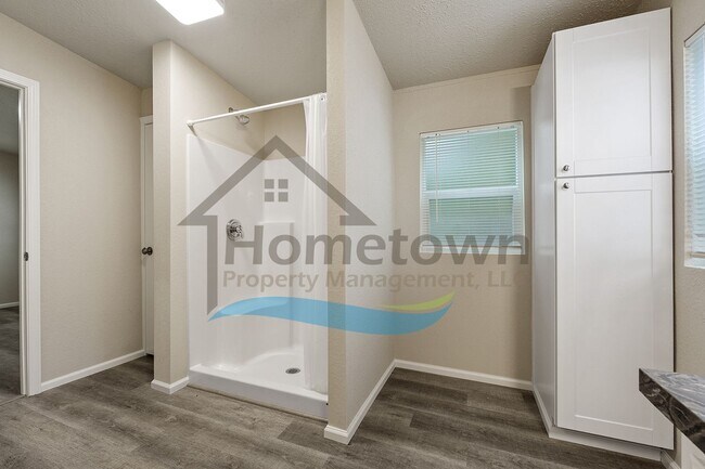 Building Photo - 3 Bedroom 2 Bathroom Home with Off-Street Parking Available in Sagle, Idaho!