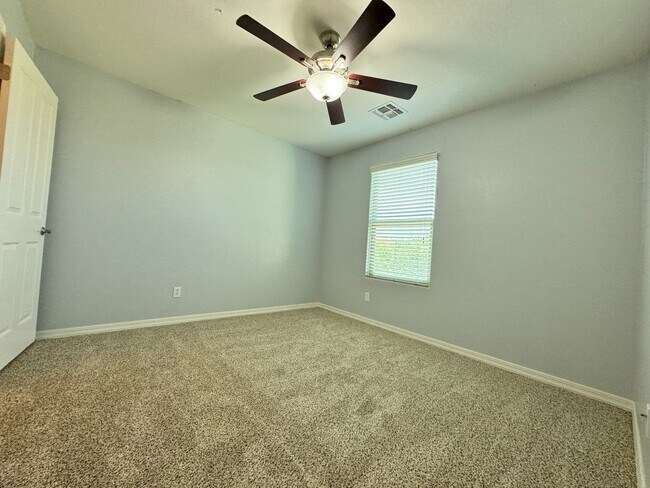 Building Photo - Spacious 5-Bedroom + Loft in Lyons Gate wi...