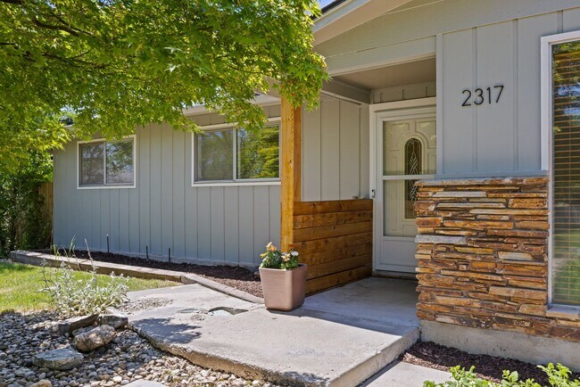 Building Photo - Home Sweet Home in Exclusive Warm Springs Mesa