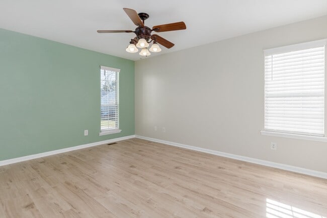 Building Photo - Delightful 3-bedroom, 2-bathroom home loca...