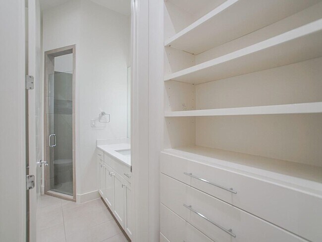 Building Photo - 2004 Rosedale St