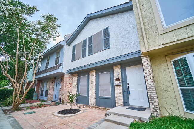 Building Photo - 10818 Briar Forest Dr