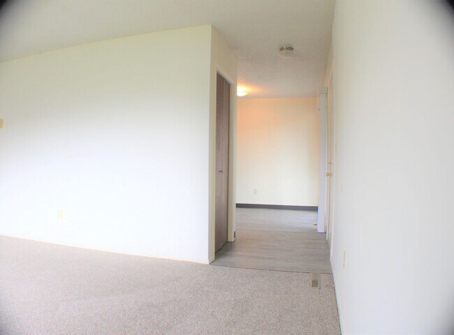 Building Photo - Spacious and charming conveniently located...
