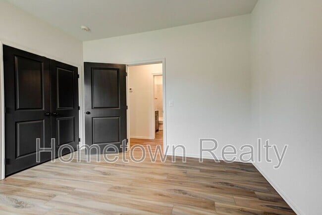 Building Photo - 403 N Cyn Ter