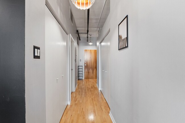 Building Photo - Downtown 1 bed Furnished Apartment for Ren...