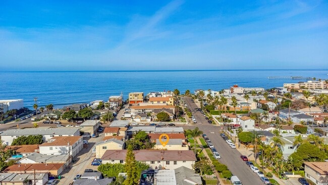 Building Photo - 4867 1/2 Del Mar Avenue-