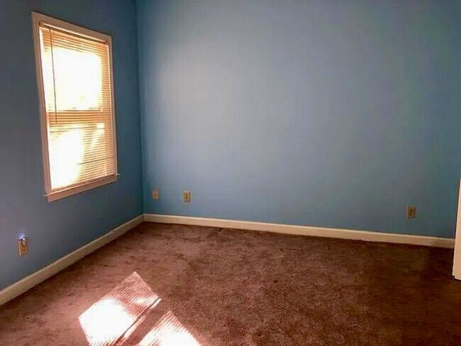 Building Photo - Spacious 3100 sq ft 3 bedroom 2 bath home on over 1.5 acres in Oak Ridge, NC