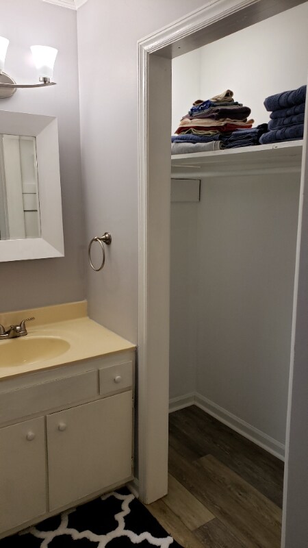 Building Photo - 556 Brookside Ct