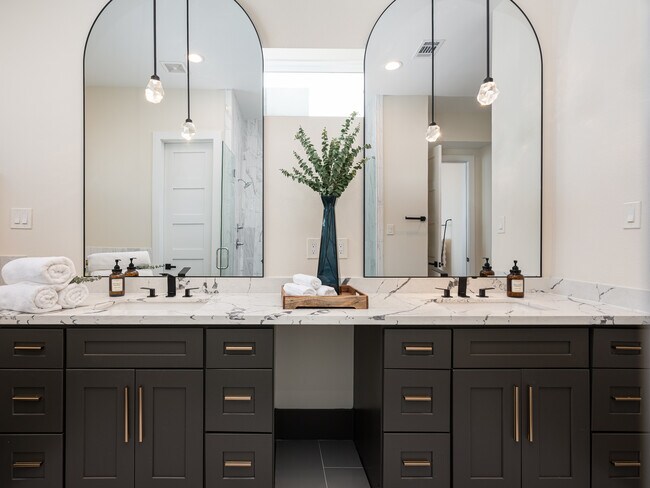 Building Photo - 913 Thompson St