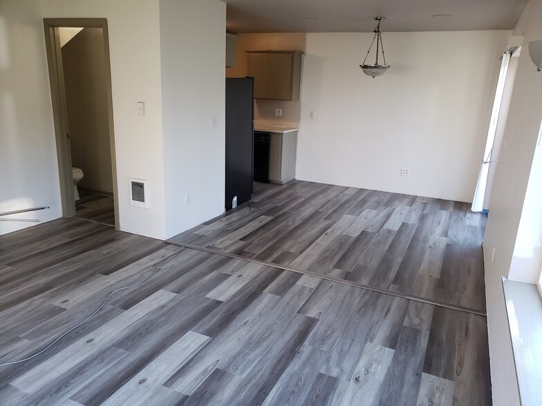 Large great room with new plank flooring on main level - 504 Alder Plz