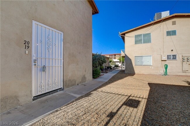 Building Photo - 3841 Daisy St