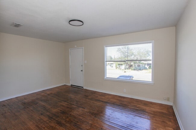 Building Photo - 1506 Kentucky Way