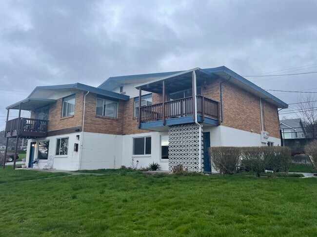 Building Photo - Moore (1321 SE 9th Ave &amp; 1320 SE 10th Ct.)