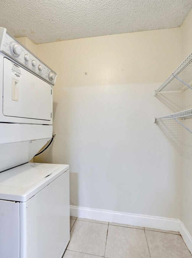 Building Photo - 3 BED/2BATH