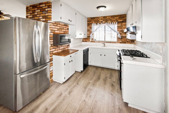 Building Photo - Long Term unfurnished rental!