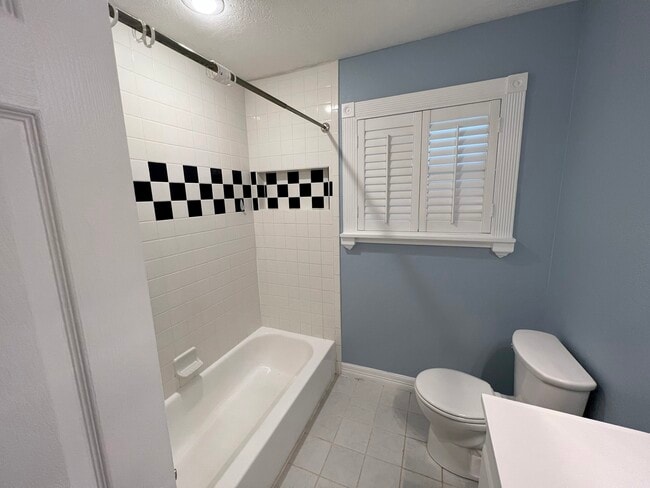 Building Photo - 2703 Thomas Ave