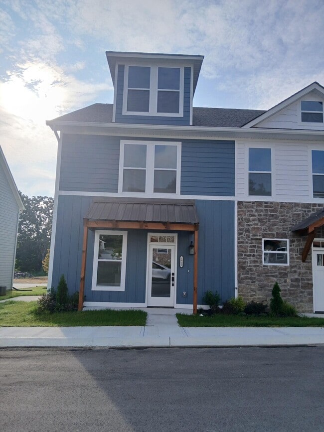 Building Photo - 1911 Cypress Ln