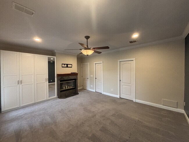 Building Photo - 827 Meridale Ave