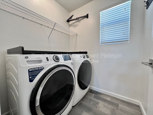 Building Photo - 2038 N Perry Ln