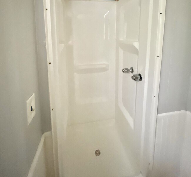 Building Photo - Renovated 3 bed 2 bath in Ambridge Heights!