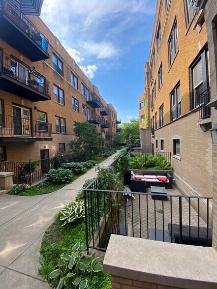 Building Photo - 1223 W Greenleaf Ave
