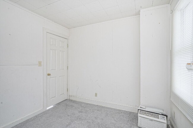 Building Photo - 121 Oak St