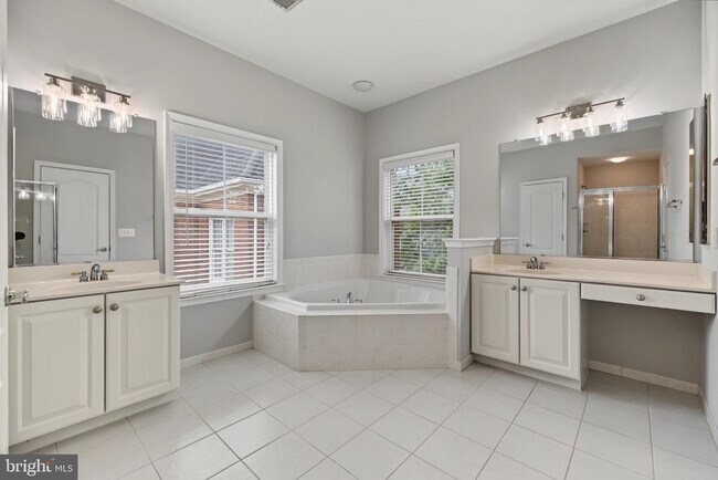 Building Photo - 5256 Bessley Pl