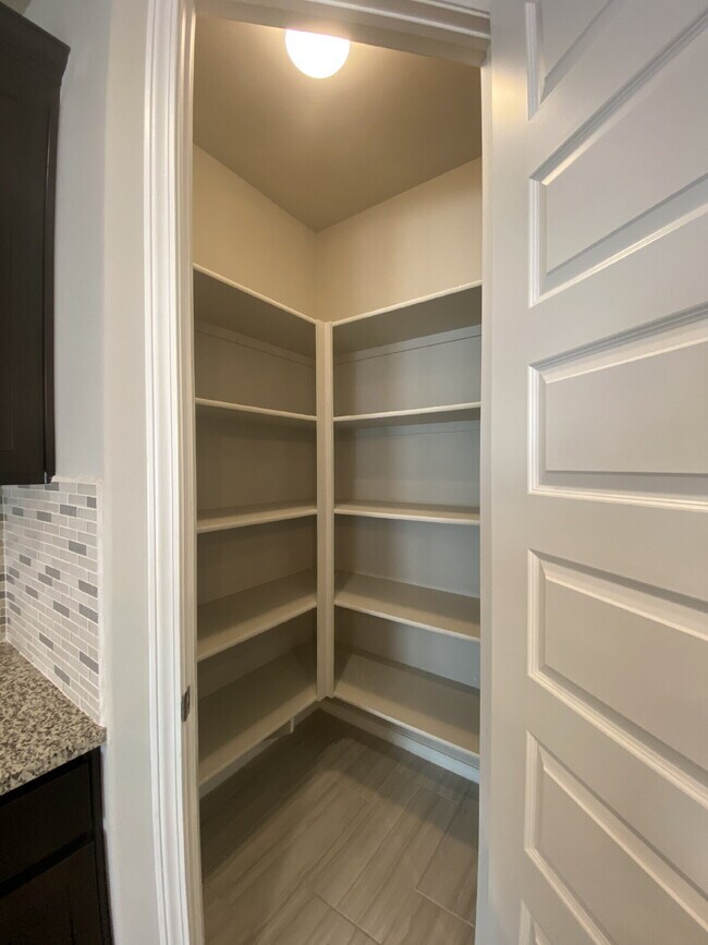 Building Photo - Single story 4BR/2Bath/Open Floor Plan/1907 Sqr Ft