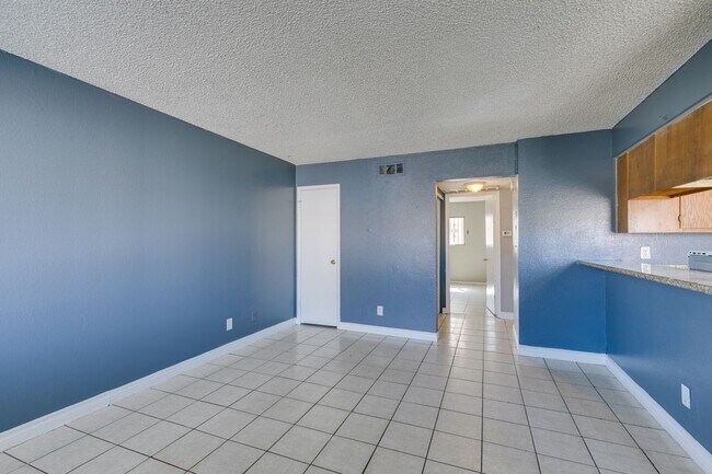 Building Photo - Charming 2-Bedroom Unit in a Well-Maintained 4-Plex!