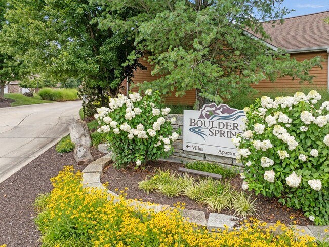 Building Photo - Beautiful 3BR/3BA Villa with Bonus Loft - Available NOW!