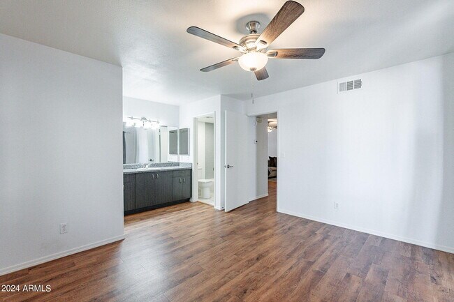Building Photo - 850 S River Dr