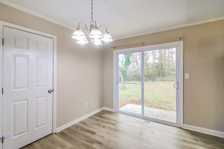 Building Photo - 694 Dixon Rd