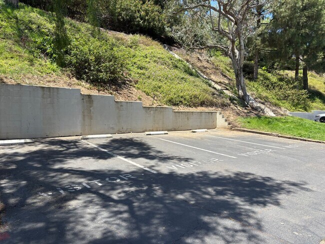 Building Photo - Clean 2 bedroom condo located near downtown Fullerton