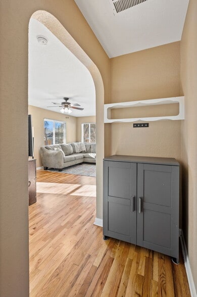 Building Photo - 136 E 5th Ave