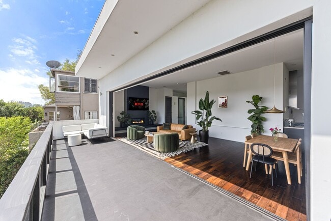 Building Photo - Architectural Contemporary with Panoramic ...