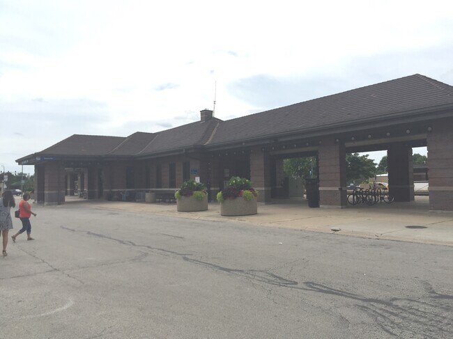 Naperville Metra Train Station - 140 N Washington St