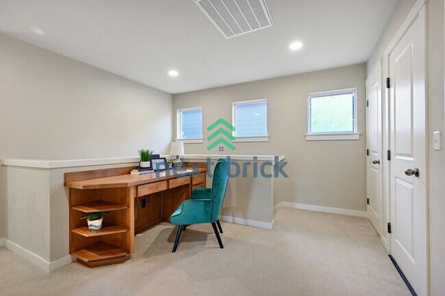 Building Photo - Spacious 4-Bed Home with 2.5 Baths in Beautiful Snoqualmie - 2,460 Sq. Ft. of Comfort Awaits!