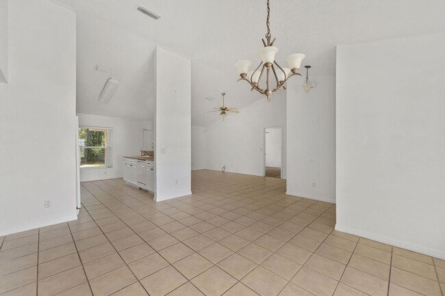 Building Photo - Spacious 3-Bedroom Home with Modern Open Floor Plan in Desirable Marion Oaks!