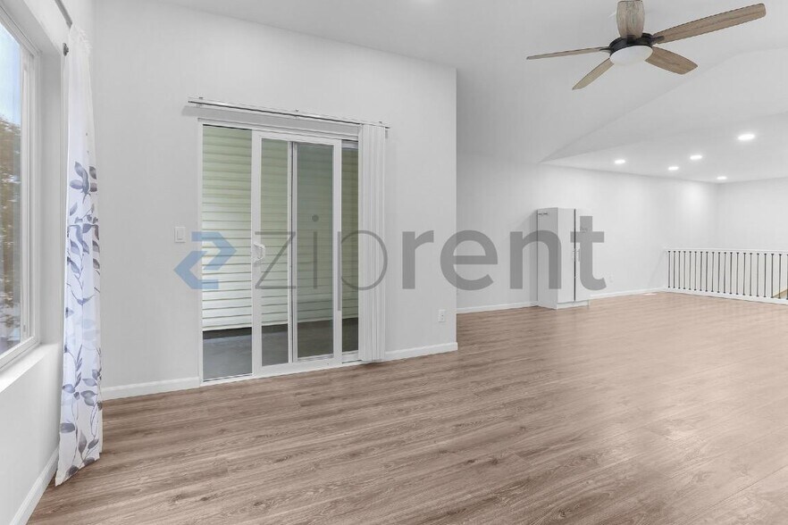 Building Photo - Unit