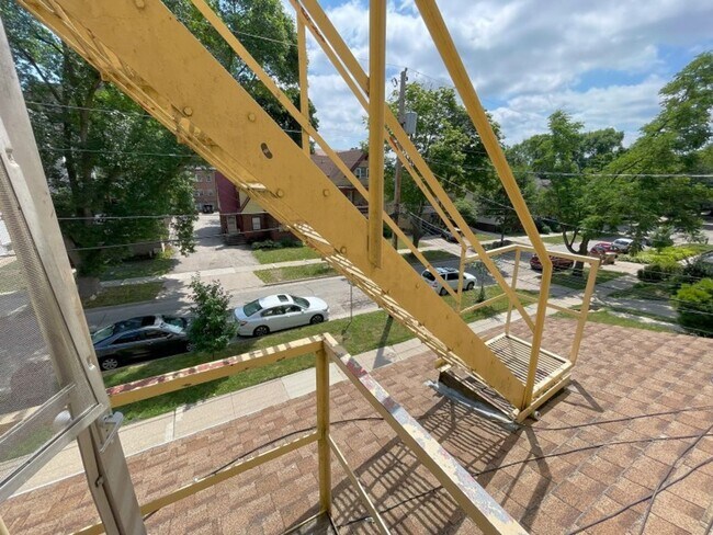 Building Photo - 30 Lathrop St