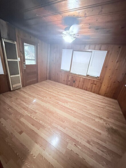 Building Photo - 9849 Green Valley Dr