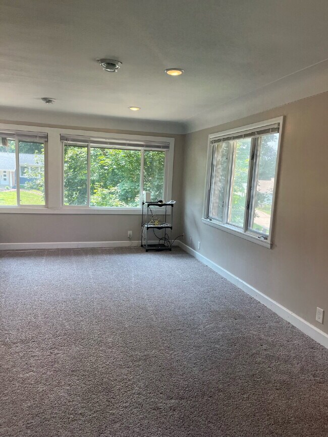 Building Photo - Spacious 4BR/3BA Home w/ Bonus Room, Porch...