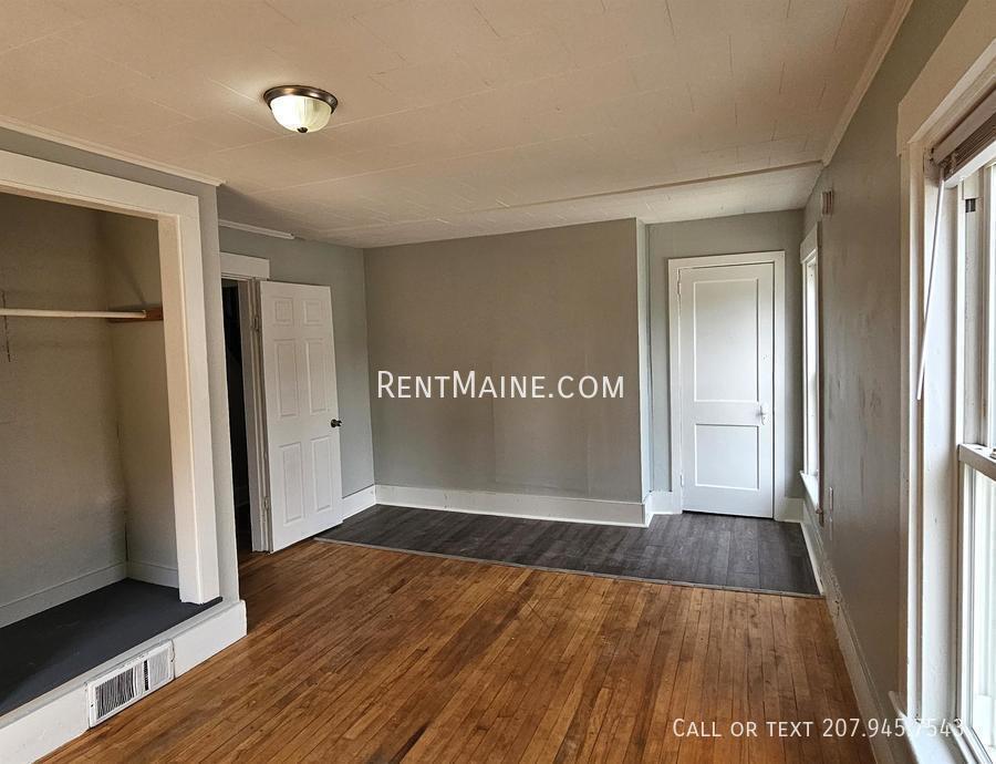 Building Photo - 27 Elm St