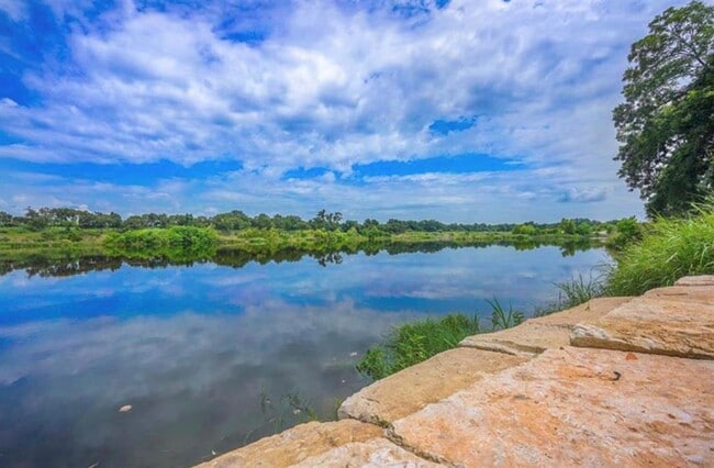 Building Photo - 658 Maple Ln