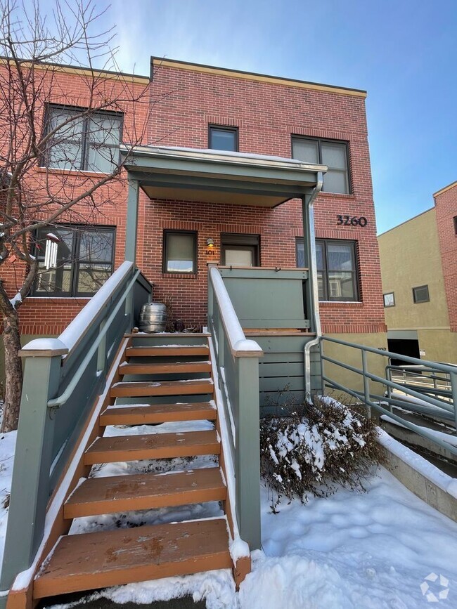 Building Photo - Charming Brownstone 1bed/1bath End-unit To...