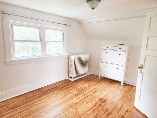 Building Photo - Two Bedroom Single Family Home For Lease