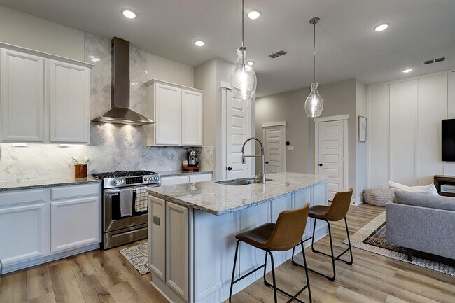 Building Photo - 10934 Brambling Wood Dr