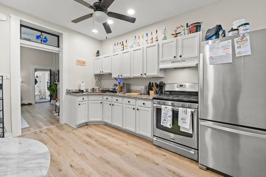 Building Photo - 211 E 5th St