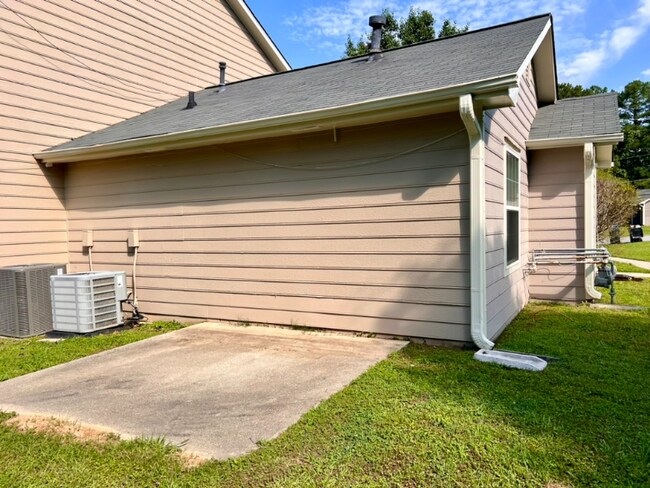 Building Photo - 2614 Dorian Dr SW
