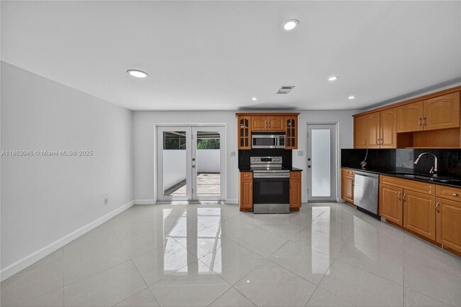 Building Photo - 301 Bonaventure Blvd